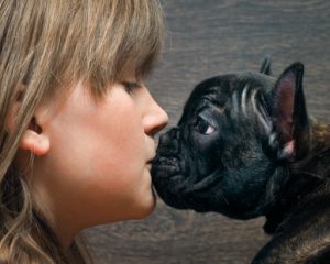 pericolo contaminazione di parassiti baciando un cane