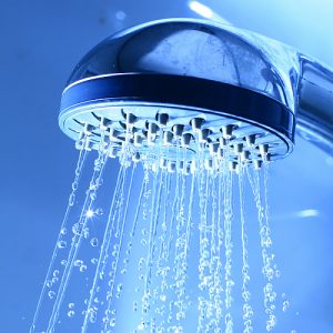 acqua che scorre dal soffione della doccia