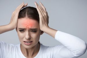 donna con sintomi di infiammazione nella testa