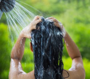 lavare i capelli con shampoo naturale