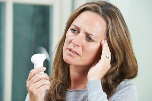 Donna che sperimenta vampate di calore dalla menopausa