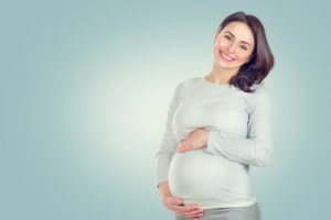 donna incinta felice in salute