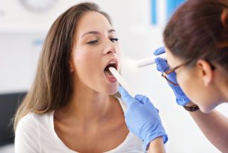 controllo medico di un'infezione in bocca